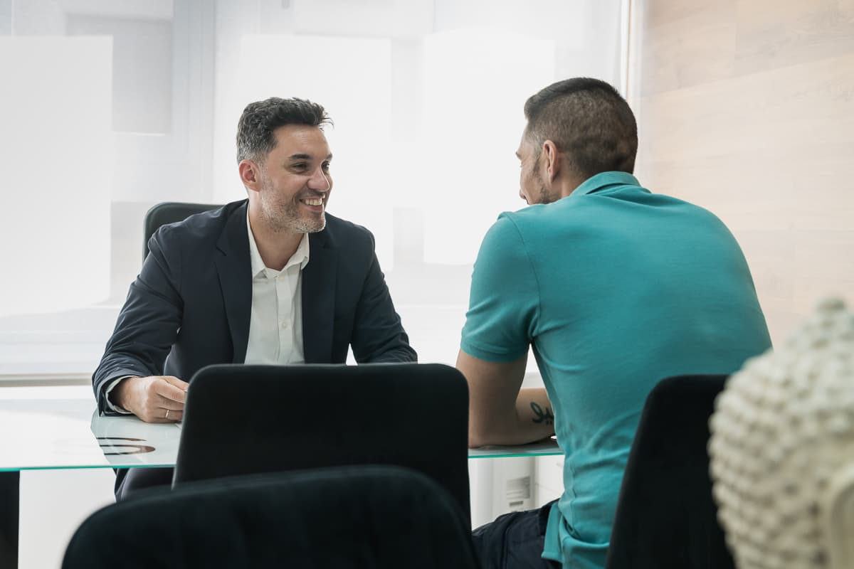 Rafa Gálvez en una reunión de trabajo