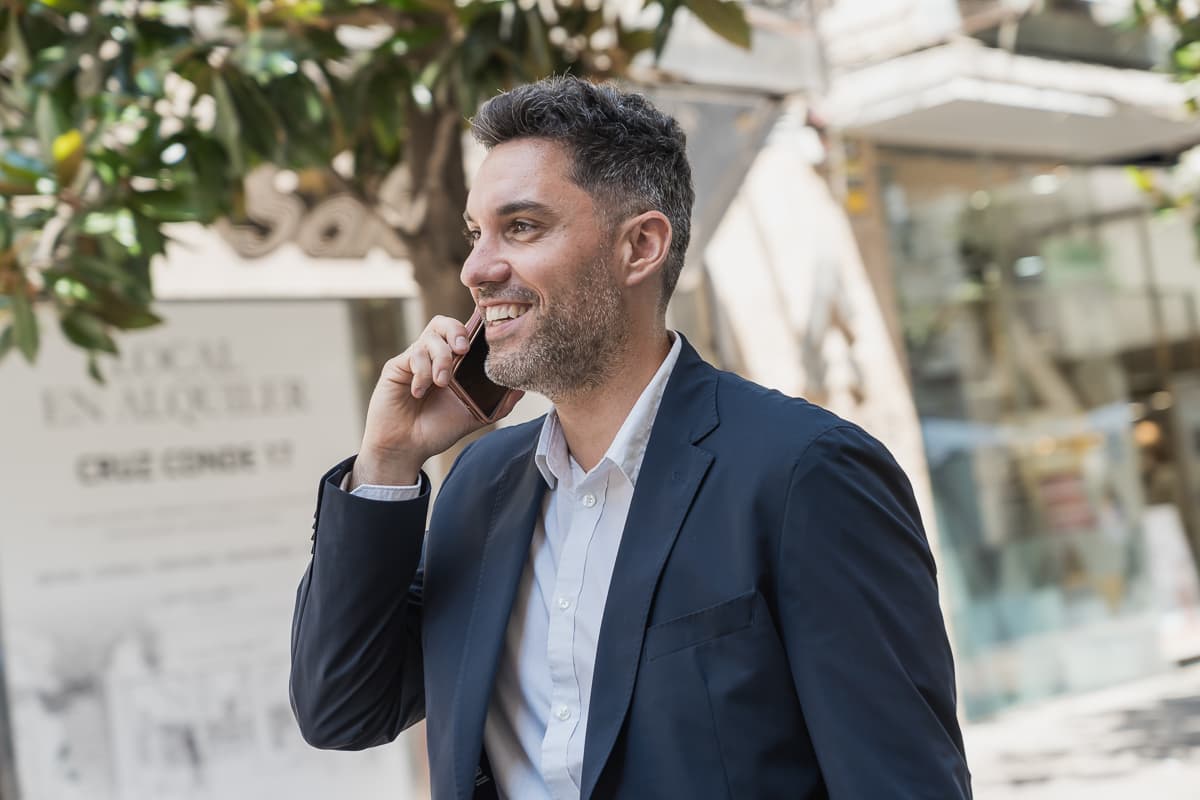 Rafa Gálvez, por la calle, hablando por teléfono delante de un local en alquiler