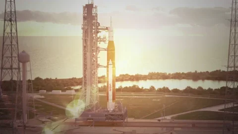 Cohete despegando con estela de humo