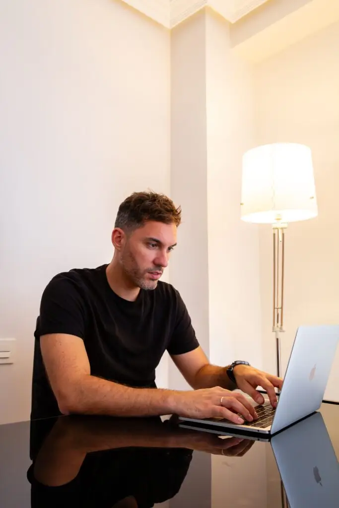 Rafa Gálvez planificando estrategias empresariales durante una sesión de consultoría