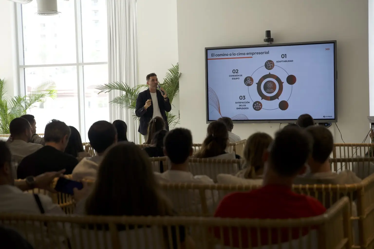 Asistentes participando en conferencia empresarial impartida por Rafa Gálvez